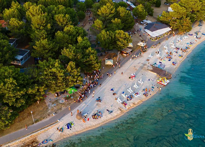 Villa Elena Deluxe mit Whirlpool und beheiztem Pool am Meer und wunderschönen Blick auf die Brijuni Inseln